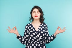 De jonge vrouw in een levensonderhoudrust stelt stock afbeelding De jonge vrouw in een levensonderhoudrust stelt stock afbeelding