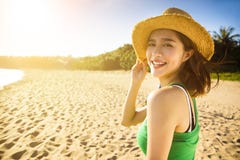 De jonge vrouw geniet de zomer van vakantie op het strand stock foto De jonge vrouw geniet de zomer van vakantie op het strand stock foto