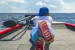 De jonge vrouw ligt op vissersboot met vissen aan boord vinder, echolot, sonar stock foto's De jonge vrouw ligt op vissersboot met vissen aan boord vinder, echolot, sonar stock foto's