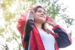 De jonge vrouw luistert aan muziek in het park royalty-vrije stock foto De jonge vrouw luistert aan muziek in het park royalty-vrije stock foto