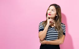 De jonge vrouw in nadenkend stelt Royalty-vrije Stock Afbeeldingen De jonge vrouw in nadenkend stelt Royalty-vrije Stock Afbeeldingen