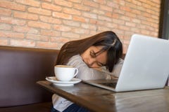 De jonge werknemer voelt vermoeid wanneer het werken aan Maandag ochtend stock fotografie De jonge werknemer voelt vermoeid wanneer het werken aan Maandag ochtend stock fotografie