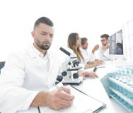 De jonge wetenschapperwerken in het laboratorium royalty-vrije stock afbeeldingen De jonge wetenschapperwerken in het laboratorium royalty-vrije stock afbeeldingen