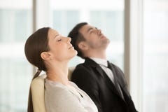 De jonge yoga van de bedrijfsleiderspraktijk op het werk royalty-vrije stock afbeeldingen De jonge yoga van de bedrijfsleiderspraktijk op het werk royalty-vrije stock afbeeldingen