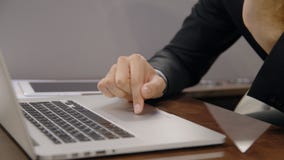 De jonge zakenmanadvocaat werkt gebruikend laptop, zittend in persoonlijk lijnvliegtuig ondernemersvliegtuig in lucht stock videobeelden De jonge zakenmanadvocaat werkt gebruikend laptop, zittend in persoonlijk lijnvliegtuig ondernemersvliegtuig in lucht stock videobeelden