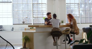 De jongelui koelt mengen-ras commercieel team die en in cafetaria van modern bureau 4k plannen zitten stock video De jongelui koelt mengen-ras commercieel team die en in cafetaria van modern bureau 4k plannen zitten stock video