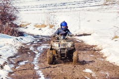 De jongen berijdt een off-road ATV royalty-vrije stock foto De jongen berijdt een off-road ATV royalty-vrije stock foto