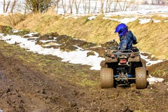 De jongen berijdt een off-road ATV stock fotografie De jongen berijdt een off-road ATV stock fotografie