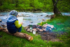De jongen dichtbij de brand stock fotografie De jongen dichtbij de brand stock fotografie