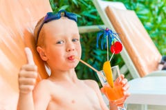 De jongen drinkt sap royalty-vrije stock afbeeldingen De jongen drinkt sap royalty-vrije stock afbeeldingen