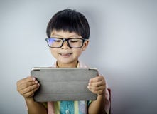 De jongen let op ongehoorzame inhoud op Internet royalty-vrije stock foto De jongen let op ongehoorzame inhoud op Internet royalty-vrije stock foto