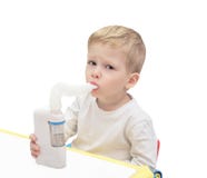 De jongen maakt inhalatie met ultrasone nebuliser royalty-vrije stock afbeelding De jongen maakt inhalatie met ultrasone nebuliser royalty-vrije stock afbeelding