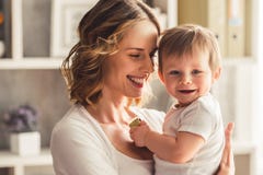 De jongen van het mamma en van de baby royalty-vrije stock foto De jongen van het mamma en van de baby royalty-vrije stock foto
