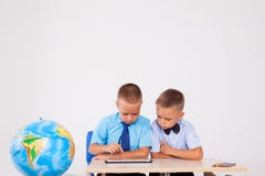 De jongens leren de Tablet van lesseninternet royalty-vrije stock afbeeldingen De jongens leren de Tablet van lesseninternet royalty-vrije stock afbeeldingen