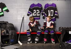 De Jongens van de hockeyarena in Pistekleedkamer royalty-vrije stock fotografie De Jongens van de hockeyarena in Pistekleedkamer royalty-vrije stock fotografie