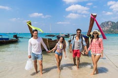 De jongeren groepeert van de Overzeese van de Boot Oceaanvrienden van Thailand van de Toeristen de Lange Staart Reis Vakantiereis stock fotografie De jongeren groepeert van de Overzeese van de Boot Oceaanvrienden van Thailand van de Toeristen de Lange Staart Reis Vakantiereis stock fotografie