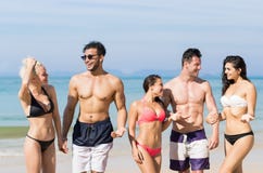 De jongeren groepeert zich op de Vakantie van de Strandzomer, Gelukkige Glimlachende Vrienden die Kust Overzeese Oceaan lopen Royalty-vrije Stock Foto De jongeren groepeert zich op de Vakantie van de Strandzomer, Gelukkige Glimlachende Vrienden die Kust Overzeese Oceaan lopen Royalty-vrije Stock Foto
