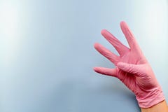De juiste gloved hand toont vier vingers stock afbeeldingen De juiste gloved hand toont vier vingers stock afbeeldingen