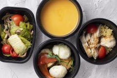De juiste voeding voor gezondheid in plastic containers, erwtensoep, stoomde vlees en groenten royalty-vrije stock foto's De juiste voeding voor gezondheid in plastic containers, erwtensoep, stoomde vlees en groenten royalty-vrije stock foto's