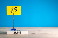 29 de junho Dia 29 do mês de junho, calendário na tabela com fundo azul Horas de verão, espaço vazio para o texto ou molde foto de stock 29 de junho Dia 29 do mês de junho, calendário na tabela com fundo azul Horas de verão, espaço vazio para o texto ou molde foto de stock
