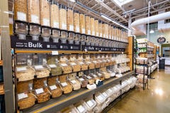 20 de junio de 2019 Cupertino/CA/los E.E.U.U. - sección a granel en una tienda de Whole Foods en área de la Bahía de San Francisc fotografía de archivo 20 de junio de 2019 Cupertino/CA/los E.E.U.U. - sección a granel en una tienda de Whole Foods en área de la Bahía de San Francisc fotografía de archivo