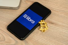 18 de junio de 2019, Ljubljana Eslovenia - smartphone con el logotipo del libra en él, al lado de la moneda de Bitcoin El nuevo g fotos de archivo 18 de junio de 2019, Ljubljana Eslovenia - smartphone con el logotipo del libra en él, al lado de la moneda de Bitcoin El nuevo g fotos de archivo