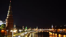 De kade van de Moskvarivier en het verkeer voor de muren van het Kremlin in de avond UHD - 4K moskou Rusland stock video De kade van de Moskvarivier en het verkeer voor de muren van het Kremlin in de avond UHD - 4K moskou Rusland stock video