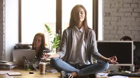 De kalme onderneemster zit op bureau mediteert beheert het werkspanning stock footage De kalme onderneemster zit op bureau mediteert beheert het werkspanning stock footage