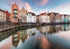 De kanalen van Brugge, Spiegelrei met bezinnings oude huizen bij zonsondergang royalty-vrije stock foto De kanalen van Brugge, Spiegelrei met bezinnings oude huizen bij zonsondergang royalty-vrije stock foto