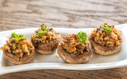 De kappen van paddestoelen met kaas, ui, breadcrum worden gevuld die royalty-vrije stock foto's De kappen van paddestoelen met kaas, ui, breadcrum worden gevuld die royalty-vrije stock foto's