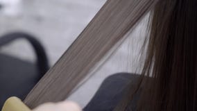 De kapper maakt haarlaminering in een schoonheidssalon voor een meisje met donkerbruin haar stock videobeelden De kapper maakt haarlaminering in een schoonheidssalon voor een meisje met donkerbruin haar stock videobeelden