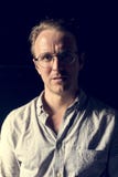 De Kaukasische mens met oogglazen kijkt ongerust gemaakt stock foto De Kaukasische mens met oogglazen kijkt ongerust gemaakt stock foto