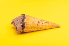 De kegel van het het aromaroomijs van de zijaanzichtchocolade met sommige beten op gele achtergrond stock foto De kegel van het het aromaroomijs van de zijaanzichtchocolade met sommige beten op gele achtergrond stock foto