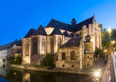 De Kerk van heilige Michael ` s bij nacht, Mijnheer, België stock afbeelding De Kerk van heilige Michael ` s bij nacht, Mijnheer, België stock afbeelding