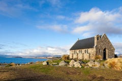 De kerk van het het meer zijaanzicht van Nieuw Zeeland stock fotografie De kerk van het het meer zijaanzicht van Nieuw Zeeland stock fotografie
