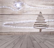 De kerstboom schikte van stokken op lege houten deklijst aangaande sparkly grijze achtergrond Klaar voor de montering van de prod Stock Fotografie De kerstboom schikte van stokken op lege houten deklijst aangaande sparkly grijze achtergrond Klaar voor de montering van de prod Stock Fotografie