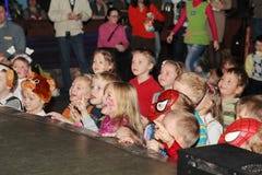 De Kerstman draagt giften kinderen bij een de partijkostuum van kinderen, Carnaval van het nieuwe jaar Stock Afbeelding