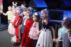De Kerstman draagt giften kinderen bij een de partijkostuum van kinderen, Carnaval van het nieuwe jaar Stock Fotografie