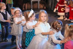 De Kerstman draagt giften kinderen bij een de partijkostuum van kinderen, Carnaval van het nieuwe jaar Royalty-vrije Stock Afbeelding