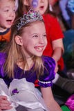 De Kerstman draagt giften kinderen bij een de partijkostuum van kinderen, Carnaval van het nieuwe jaar Stock Foto