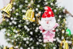 De Kerstman op Kerstmisboom, dit is seizoengroet royalty-vrije stock afbeeldingen De Kerstman op Kerstmisboom, dit is seizoengroet royalty-vrije stock afbeeldingen