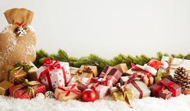 De Kerstmisbanner met gift-verpakt stelt voor stock afbeeldingen De Kerstmisbanner met gift-verpakt stelt voor stock afbeeldingen