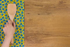 De keuken houten lepel van de handholding De doekservet van de patroonbloem Royalty-vrije Stock Foto De keuken houten lepel van de handholding De doekservet van de patroonbloem Royalty-vrije Stock Foto