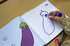 De kinderen leren te trekken stock foto De kinderen leren te trekken stock foto