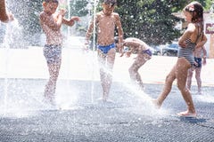 De kinderen spelen in de fontein royalty-vrije stock fotografie De kinderen spelen in de fontein royalty-vrije stock fotografie
