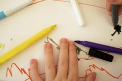 De kindvingers trekken op papier met kleurenpennen stock foto De kindvingers trekken op papier met kleurenpennen stock foto