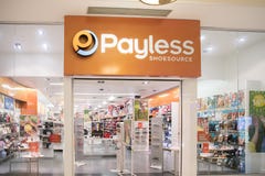 De klanten bezoeken het schoeiselopslag van Payless Shoesource royalty-vrije stock afbeeldingen De klanten bezoeken het schoeiselopslag van Payless Shoesource royalty-vrije stock afbeeldingen