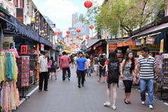 De klanten lopen door de Chinatown van Singapore stock foto's De klanten lopen door de Chinatown van Singapore stock foto's