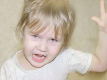 De kleine jongen is boos, boos, gillen, die proberen te raken stock foto De kleine jongen is boos, boos, gillen, die proberen te raken stock foto