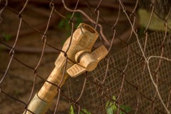 De Klep Plastic Pijp van close-up Vuile pvc - Rusty Old Wire Fence - Verlaten Troep stock foto De Klep Plastic Pijp van close-up Vuile pvc - Rusty Old Wire Fence - Verlaten Troep stock foto